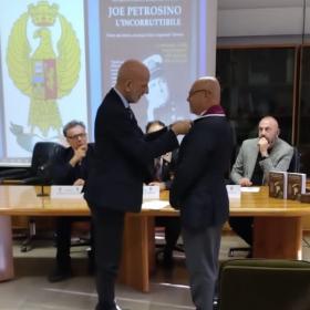 Consegna al socio Enzo Baldini distintivo d'onore per ferito in servizio