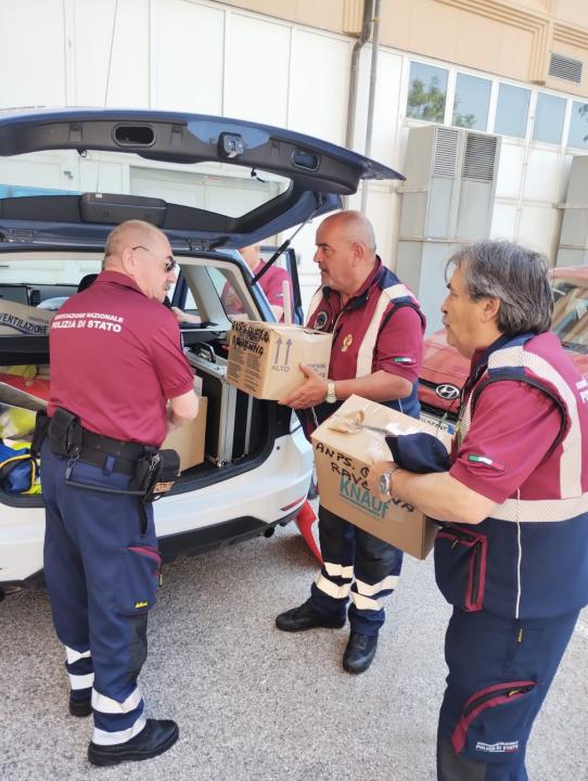 Recapitati nelle zone alluvionate e nella sede di Ravenna stivali, guanti in gomma e pale