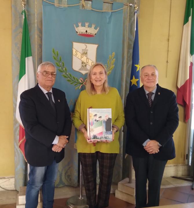 Comune di Genzano consegna calendario dell'associazione  al Presidente del consiglio Comunale.