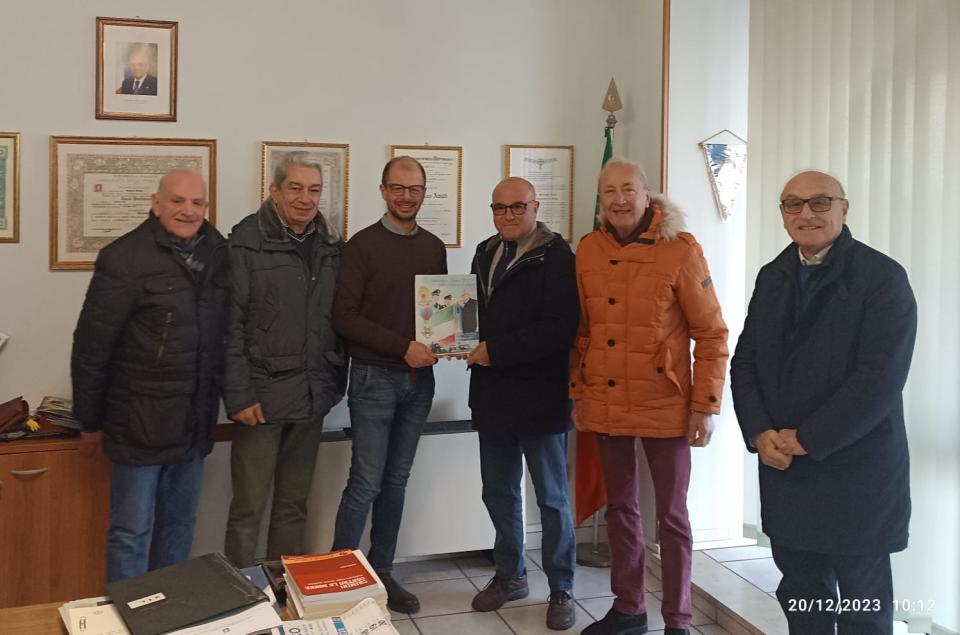 Consegna Calendario ANPS 2024 al Dirigente del Commissariato di Martina Franca Pierfranco AMATI.