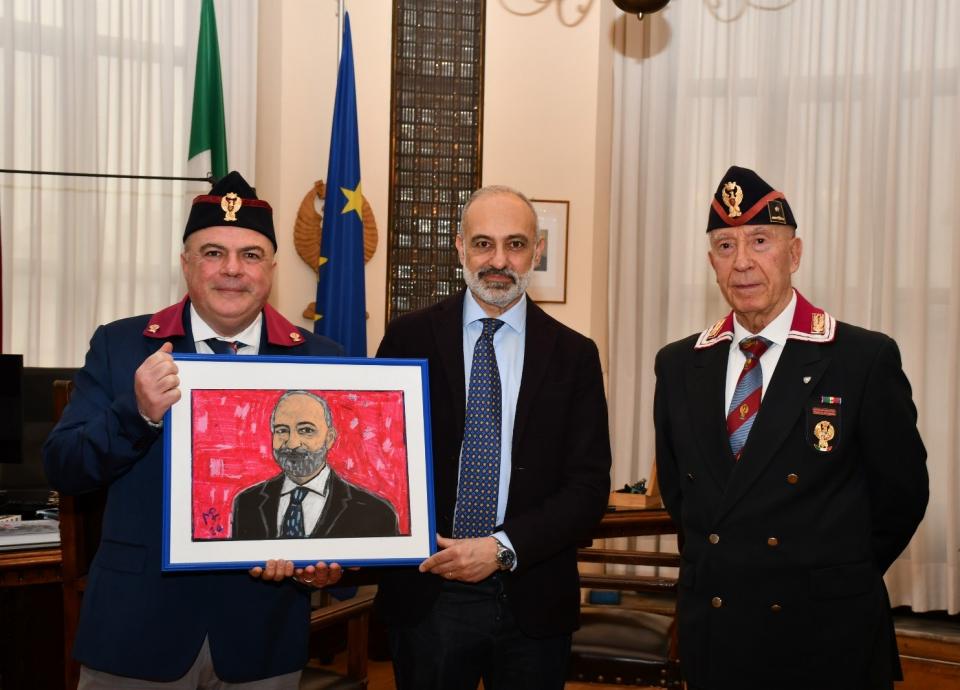 Donato al Questore di Varese il suo ritrato eseguito da un socio.