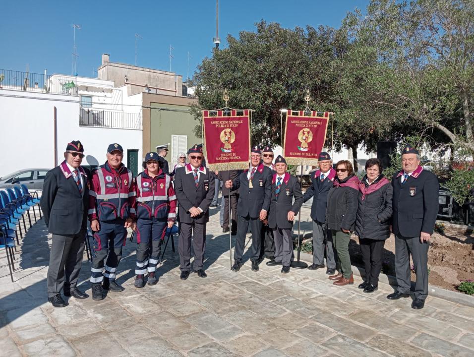 Apposizione di un targa a Maruggio (TA) a ricordo di Giovanni Palatucci.