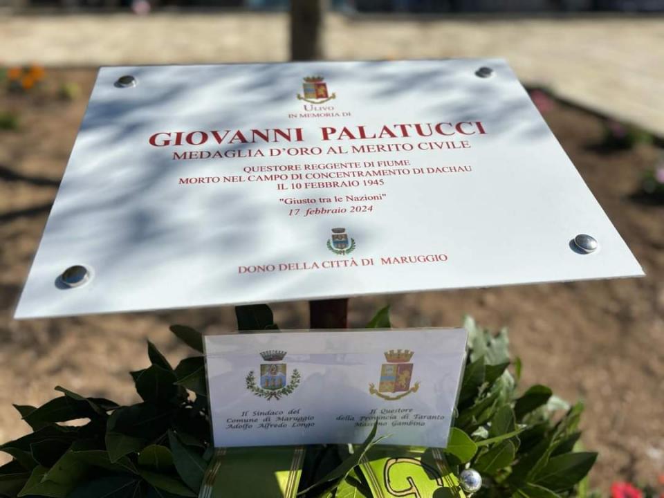 Apposizione di un targa a Maruggio (TA) a ricordo di Giovanni Palatucci.