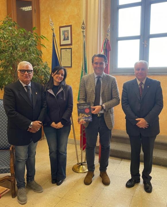 Visita al Comune di Velletri e consegna al sindaco del libro su Matteo Demenego