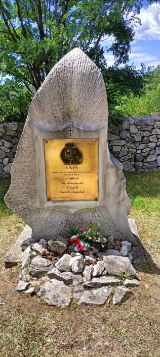 Alzabandiera e ammaina bandiera alla Foiba di Basovizza