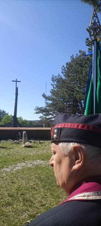 Alzabandiera e ammaina bandiera alla Foiba di Basovizza