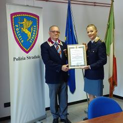 Consegna di attestato  al Dirigente del Compartimento Polizia Stradale per la Liguria