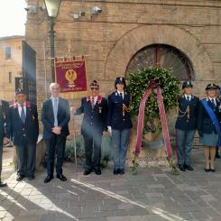 Deposizione corona al monumento ai caduti e ai defunti della Polizia di Stato